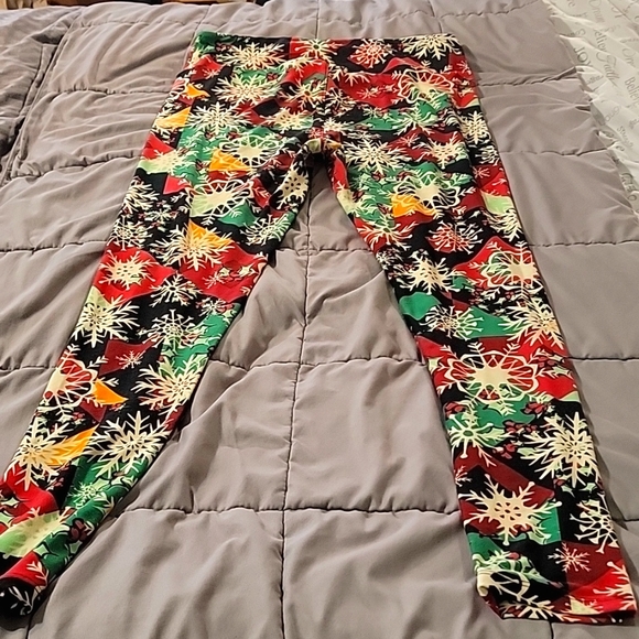 LulaRoe 2 Pair leggings tall and curvy, snowflakes & ornaments. - Picture 5 of 10